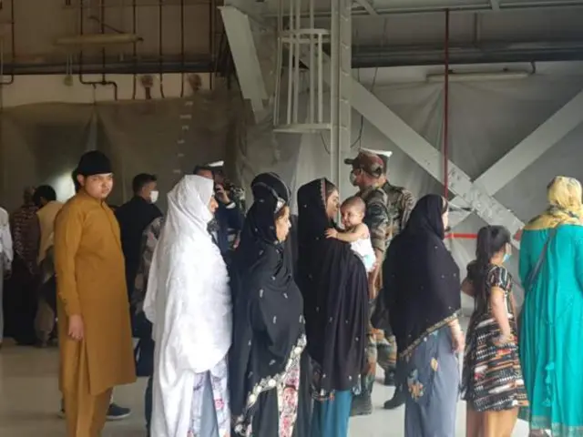 ਹਜ਼ਾਰਾਂ ਅਫ਼ਗ਼ਾਨ ਨਾਗਰਿਕ ਦੇਸ਼ ਵਿੱਚ ਨਿਕਲਣ ਦੀ ਕੋਸ਼ਿਸ਼ ਕਰ ਰਹੇ ਹਨ