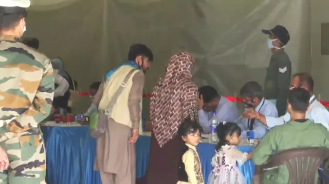 ਗਾਜ਼ੀਆਬਾਦ ਦੇ ਹਿੰਡਨ ਏਅਰ ਬੇਸ 'ਤੇ ਕੋਵਿਡ ਸੰਬੰਧੀ ਆਰਟੀਪੀਸੀਆਰ ਟੈਸਟ ਹੋ ਰਿਹਾ ਹੈ