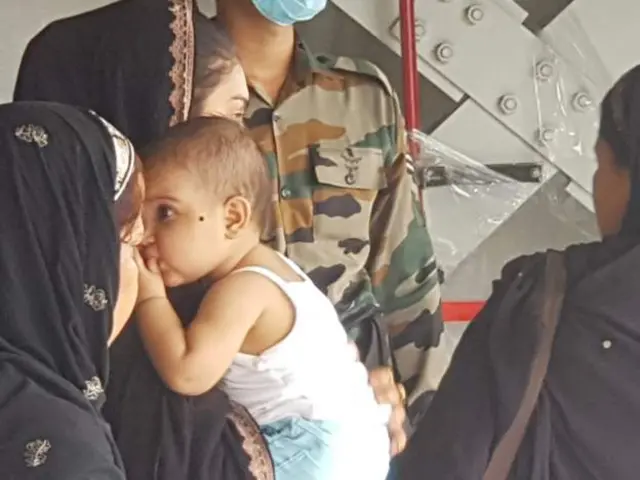 ਗਾਜ਼ੀਆਬਾਦ ਦੇ ਹਿੰਡਨ ਏਅਰਬੇਸ ਪੁੱਜੇ ਅਫ਼ਗਾਨ ਨਾਗਰਿਕਾਂ ਵਿੱਚ ਛੋਟੇ ਬੱਚੇ ਵੀ ਸ਼ਾਮਿਲ ਹਨ।