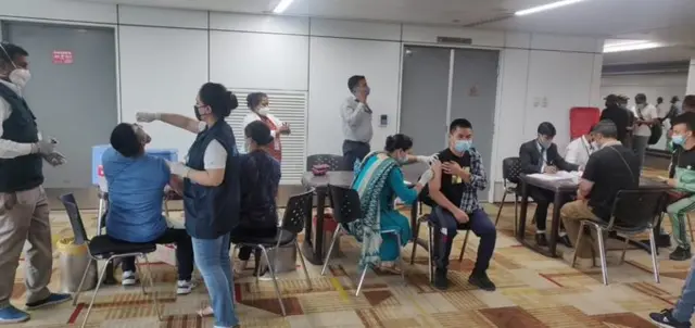 ਨਵੀਂ ਦਿੱਲੀ ਦੇ ਅੰਤਰਰਾਸ਼ਟਰੀ ਹਵਾਈ ਅੱਡੇ 'ਤੇ ਅਫ਼ਗ਼ਾਨਿਸਤਾਨ ਤੋਂ ਯਾਤਰੀਆਂ ਦੇ ਪੋਲੀਓ ਵੈਕਸੀਨ ਲਗਾਏ ਜਾ ਰਹੇ ਹਨ।