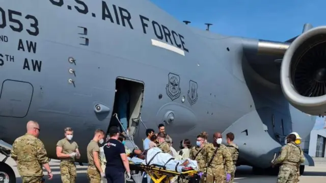 ਜਹਾਜ਼ ਦੇ ਲੈਂਡ ਕਰਨ ਤੋਂ ਬਾਅਦ ਅਮਰੀਕੀ ਮਿਲਟਰੀ ਦੇ ਡਾਕਟਰਾਂ ਦੀ ਸਹਾਇਤਾ ਨਾਲ ਬੱਚੇ ਦਾ ਜਨਮ ਹੋਇਆ।