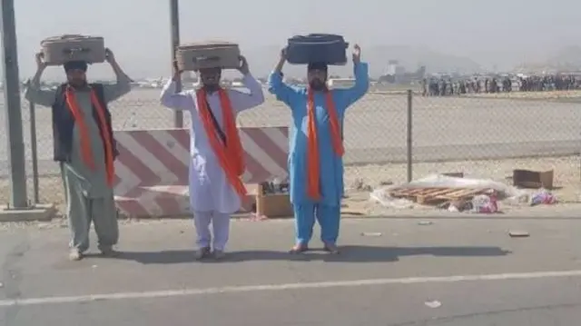 ਮੰਗਲਵਾਰ ਨੂੰ ਗੁਰੂ ਗ੍ਰੰਥ ਸਾਹਿਬ ਦੇ ਤਿੰਨ ਸਰੂਪਾਂ ਨਾਲ 46 ਅਫ਼ਗਾਨ ਸਿੱਖ ਅਤੇ ਹਿੰਦੂ ਨਾਗਰਿਕ ਭਾਰਤੀ ਹਵਾਈ ਸੈਨਾ ਦੇ ਜਹਾਜ਼ ਰਾਹੀਂ ਭਾਰਤ ਆਉਣ ਦੀ ਤਿਆਰੀ ਕਰ ਰਹੇ ਹਨ।