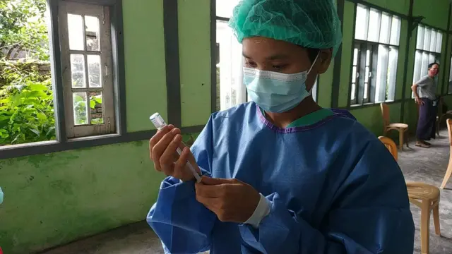 ကာကွယ်ဆေးထိုးပေးမယ့်အစုအဖွဲ့ထဲမှာ စက်ရုံအလုပ်ရုံဝန်ထမ်း သိန်းချီကို အထူးဦးစားပေးအနေနဲ့သတ်မှတ်ထား