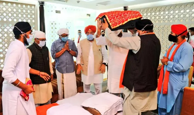 ਅਫ਼ਗਾਨ ਸਿੱਖਾਂ ਨੇ ਗੁਰੂ ਗ੍ਰੰਥ ਸਾਹਿਬ ਦੇ ਤਿੰਨ ਸਰੂਪ ਵੀ ਭਾਰਤ ਲਿਆਂਦੇ ਹਨ।