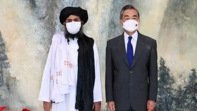 चीन के विदेश मंत्री तालिबान के नेता मुल्ला बरादर के साथ