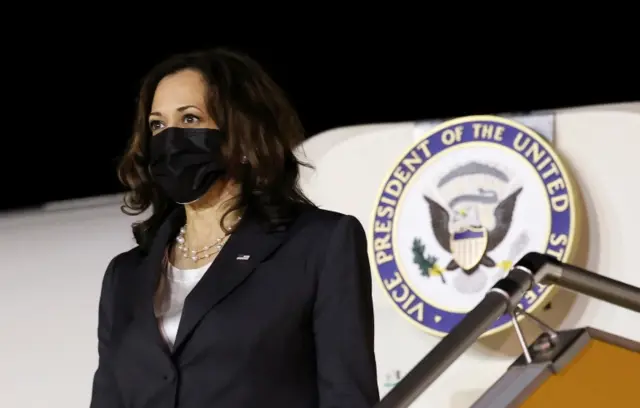 Phó Tổng thống Hoa Kỳ Kamala Harris đáp xuống sân bay tại Hà Nội, Việt Nam, ngày 24 tháng 8 năm 2021