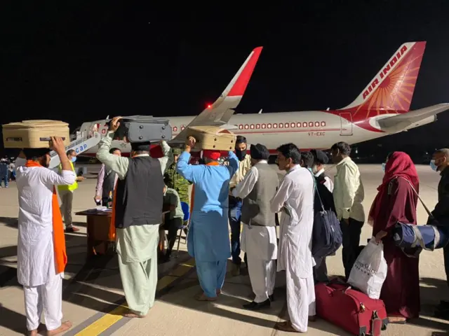 ਵਿਦੇਸ਼ ਮੰਤਰਾਲੇ ਵੱਲੋਂ ਵੀਡੀਓ ਵੀ ਸਾਂਝੀ ਕੀਤੀ ਗਈ ਹੈ ਜਿਸ ਵਿੱਚ ਯਾਤਰੀ ਜੈਕਾਰੇ ਲਗਾ ਰਹੇ ਹਨ।