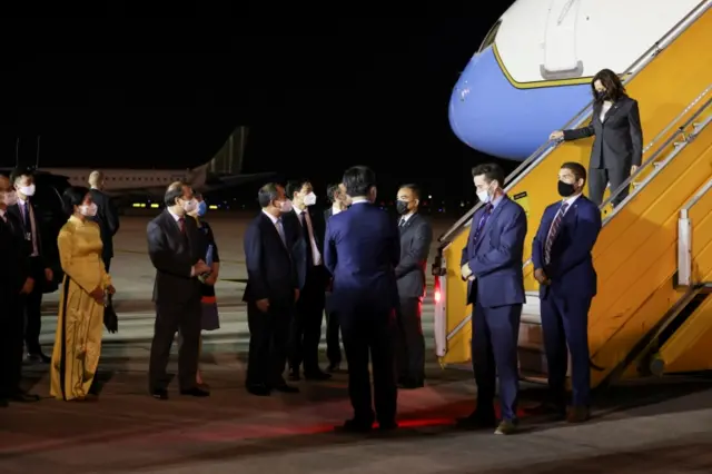 Phó Tổng thống Hoa Kỳ Kamala Harris đáp xuống sân bay tại Hà Nội, Việt Nam, ngày 24 tháng 8 năm 2021