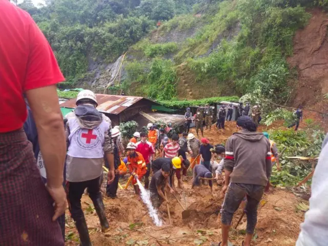 သြဂုတ်လ ၂၄ ရက် မိုးကုတ်မြေပြိုမှု သေဆုံးသူ ရုပ်အလောင်း ၈ လောင်းထိတွေ့ထား