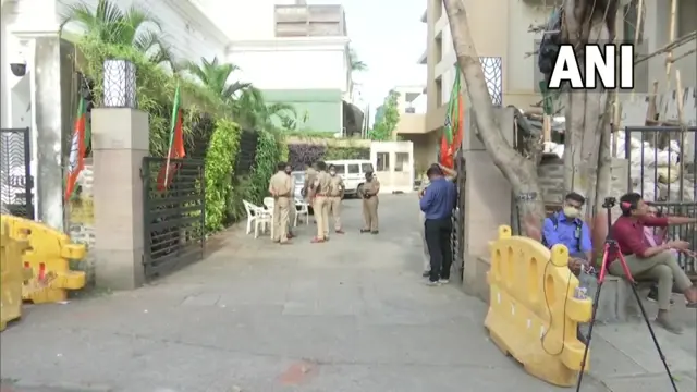 मुंबई में नारायण राणे के घर के बाहर तैनात पुलिसकर्मी