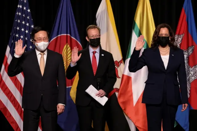 Phó Tổng thống Hoa Kỳ Kamala Harris phát biểu khi ra mắt Văn phòng khu vực Đông Nam Á của Trung tâm Dự phòng và Kiểm soát bệnh tật Hoa Kỳ (CDC) tại Hà Nội