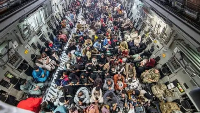 કાબુલથી અફઘાન લોકોને લઈ જઈ રહેલું વિમાન