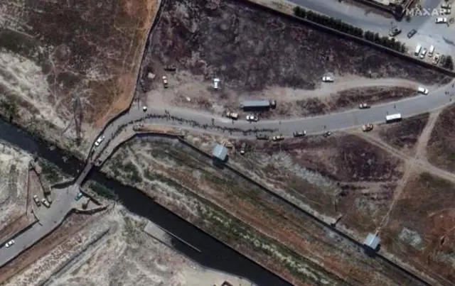 કાબુલ ઍરપૉર્ટ પર ચેકઇન માટે હજું લાંબી લાઇનો લાગી છે