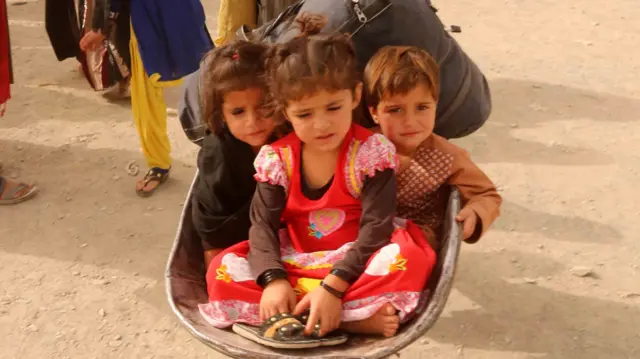 स्पिन बोल्डाक इलाके में सीमा पार करते लोग