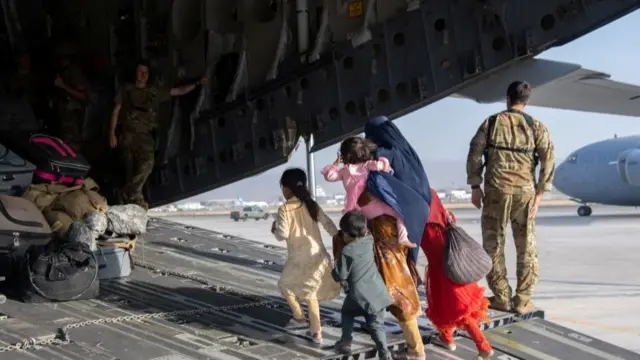 काबुल एयरपोर्ट पर बचाव अभियान की एक तस्वीर