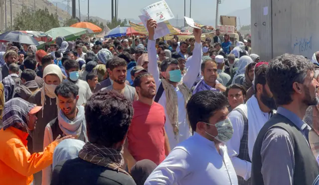 محيط المطار قبل الانفجار