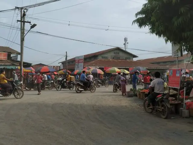 ကောလင်းမှာ ပေါက်ကွဲမှုဖြစ်အပြီး မြို့ထဲ စစ်ကောင်စီတပ်တွေ ရှင်းနေတယ်လို့ ဒေသခံတွေပြော၊ ကောလင်းမြို့ရဲ့ပြီးခဲ့တဲ့ရက်ပိုင်း ဈေးမြင်ကွင်းဖြစ်ပါတယ်။