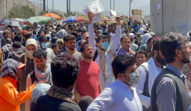 المطار