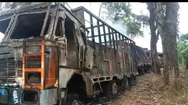 जले हुए ट्रक