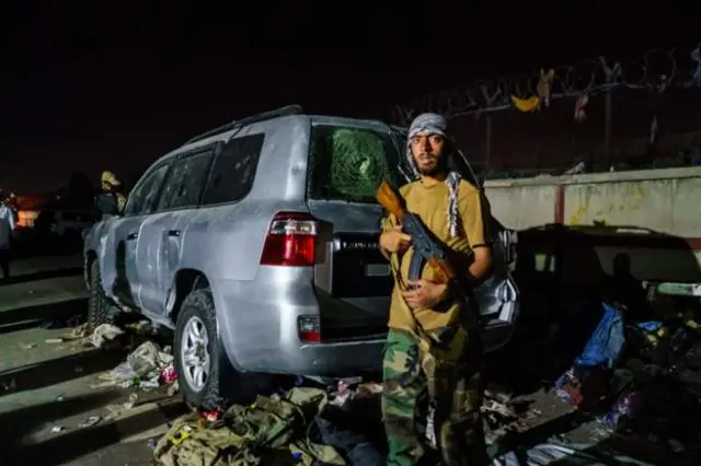 Các chiến binh Taliban đã bảo vệ  vòng ngoài sân bay Kabul