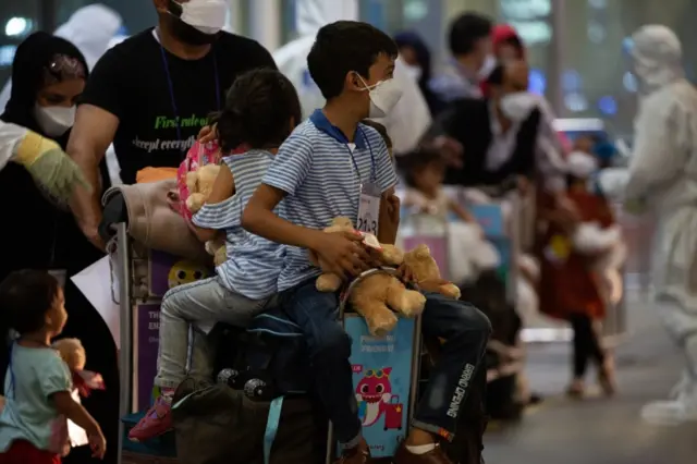 epa09429994 People evacuated from Afghanistan arrive with a flight from Pakistan at the Incheon airport in Incheon, South Korea, 26 August 2021. EPA/JEON HEON-KYUN