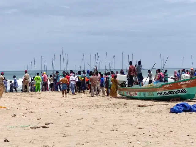 ஆயுதங்களோடு கூடிய மீனவர்கள்.