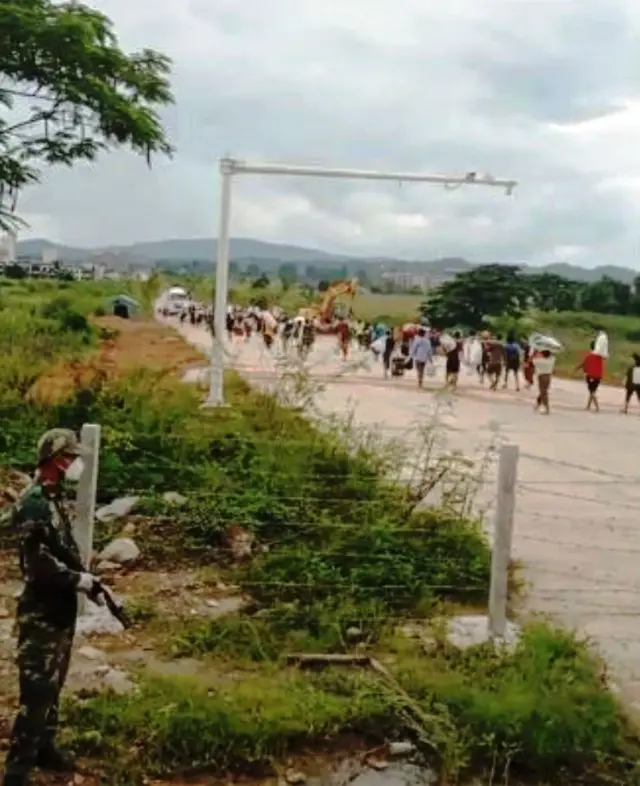 လာအို အထူးစီးပွားရေးဇုန်က မြန်မာအလုပ်သမားတချို့ အသုတ်လိုက် ပြန်လာခွင့်ရ