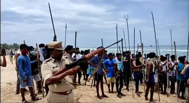 மீனவர்கள் மோதல். போலீஸ் துப்பாக்கிச் சூடு.