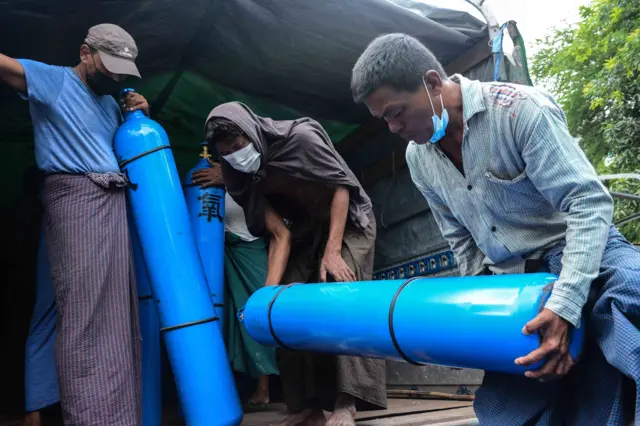 မန္တလေးတွင် မြန်မာမူစလင်အသင်းမှာ အောက်ဆီဂျင်အိုးများ ရောက်ရှိလာပုံ