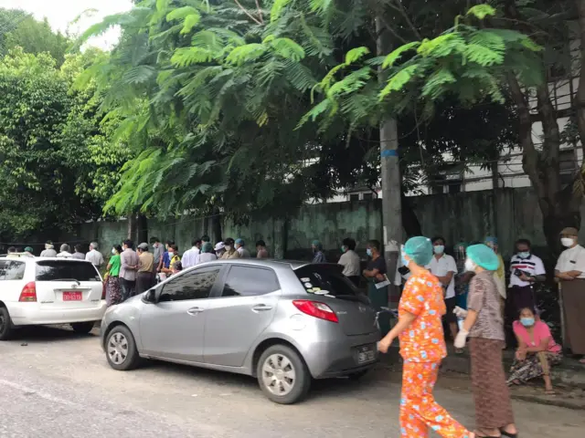 ကာကွယ်ဆေးထိုးဖို့ တန်းစီနေကြ