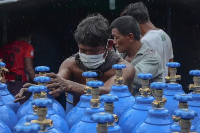 မန္တလေးတွင် မြန်မာမူစလင်အသင်းမှာ အောက်ဆီဂျင်အိုးများ ရောက်ရှိလာပုံ