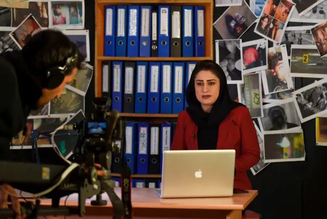 Шукрия Ниазай ведет шоу "Адалат" в телестудии в Кабуле.