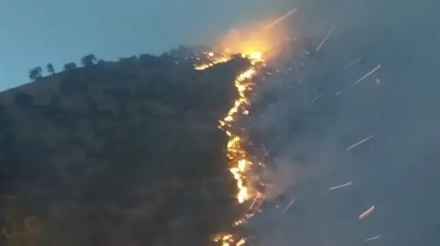 Dün havanın kararmasıyla müdahaleye ara verilmesinin ardından bu sabah Ovacık'taki yangına tekrar müdahale ediliyor