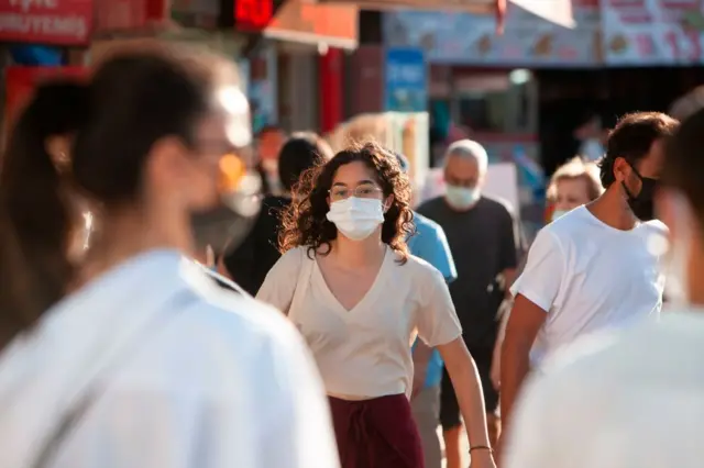 maskeli kadın