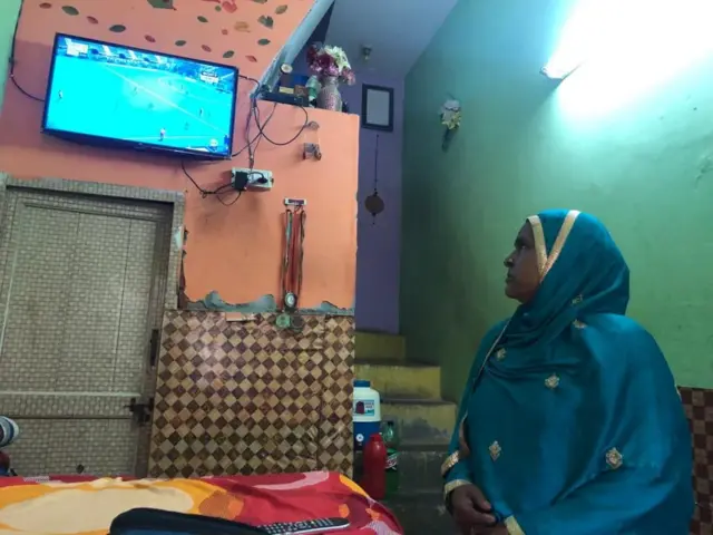 निशा वारसी की माँ मेहरून