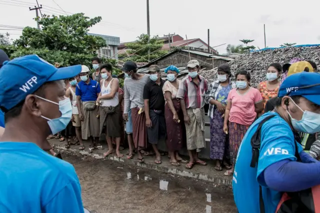 မြန်မာပြည်တွင်းကိုဗစ်ကူးစက်မှု - ဆူနာမီရေလှိုင်းလုံးကြီးရိုက်ပုတ်ခံရသလိုပြင်းထန်နေပြီလို့ WFP သတိပေး/လာမယ့်ခြောက်လအတွင်း မြန်မာပြည်သူ ၆ သန်းကျော် စားနပ်ရိက္ခာရှားပါးမှုကြုံရနိုင်တယ်လို့ WFP က ဧပြီလ ကတည်းက ခန့်မှန်းထား