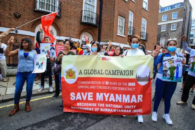 လန်ဒန်မှာ မြန်မာအရေးအတွက် လူတွေ ရာပေါင်းများစွာ စုဝေး