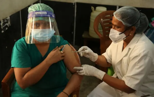 वैक्सीन लगवाती एक महिला