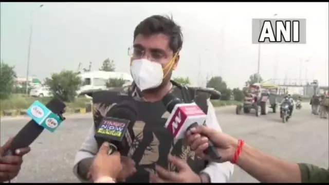 पत्रकारों के सवालों पर अपने बयान की सफाई देते एसडीएम आयुष सिन्हा