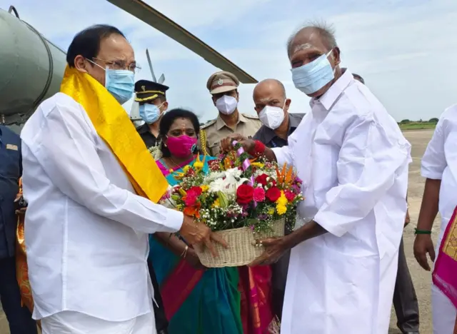 புதுவை வந்துள்ள வெங்கையா நாயுடுவை வரவேற்கும் முதல்வர் ரங்கசாமி.