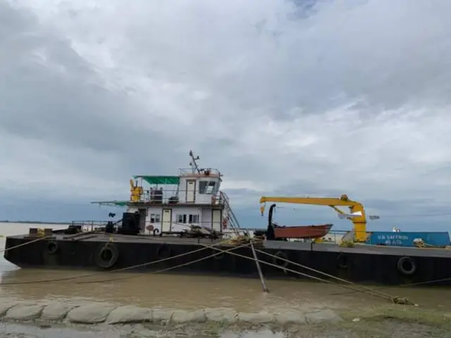 असम में नाव दुर्घटना से जुड़ी एक तस्वीर