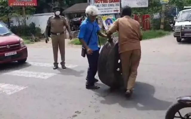 எடுத்துச் செல்லப்படும் டயர்