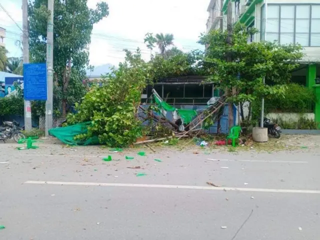 နန်းရှေ့ရေနီမြောင်း အနီးစစ်ဆေးဂိတ်ကိုပေါက်ကွဲမှုဖြစ်ပြီးတွေ့ရပုံ ။
