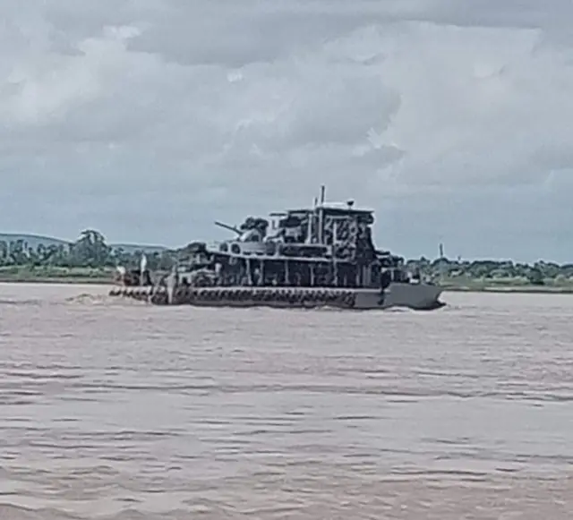 ချင်းတွင်းမြစ်ကြောင်းအတိုင်းဆန်တက်လာတဲ့ စစ်သင်္ဘာတစ်စီး