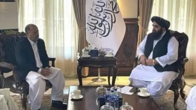 तालिबान सरकार के विदेश मंत्री मौलवी अमीर ख़ान मोत्तकी और अफ़ग़ानिस्तान में पाकिस्तान के राजदूत मंसूर अहमद ख़ान