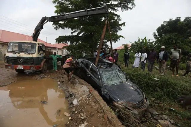 Wata mota da ake kokarin cirowa