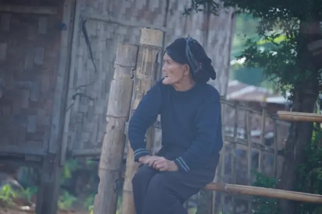 ကွတ်ခိုင်ဒေသထဲက စစ်ဘေးရှောင်ပြည်သူတချို့ကိုတွေ့ရစဉ် (ပုံဟောင်း)
