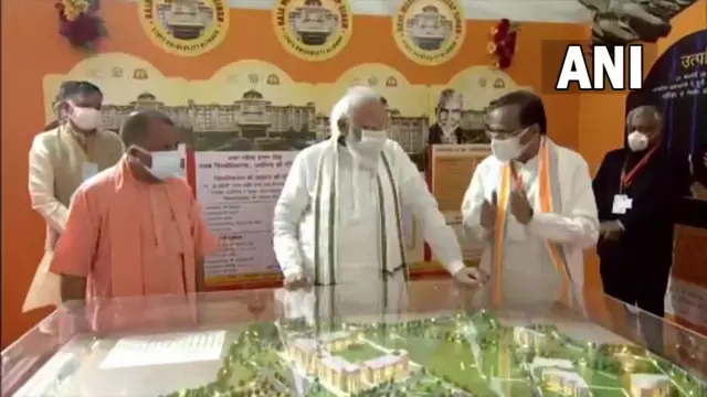 डिफ़ेंस कॉरिडोर के मॉडल का निरीक्षण करते पीएम मोदी