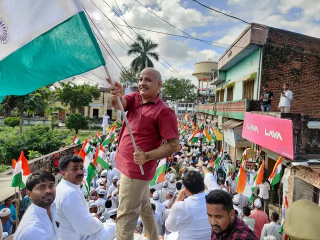 अयोध्या में आम आदमी पार्टी की तिरंगा यात्रा के दौरान झंडा लहराते हुए मनीष सिसौदिया