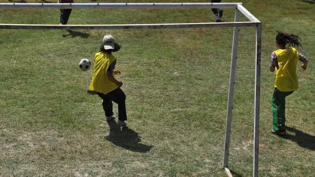 கால்பந்து ஆடும் சிறுமிகள்